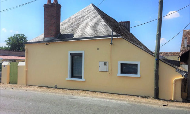 Application d’un Revêtement de façade Isolant sur une maison de bourg à Ecommoy (72220)