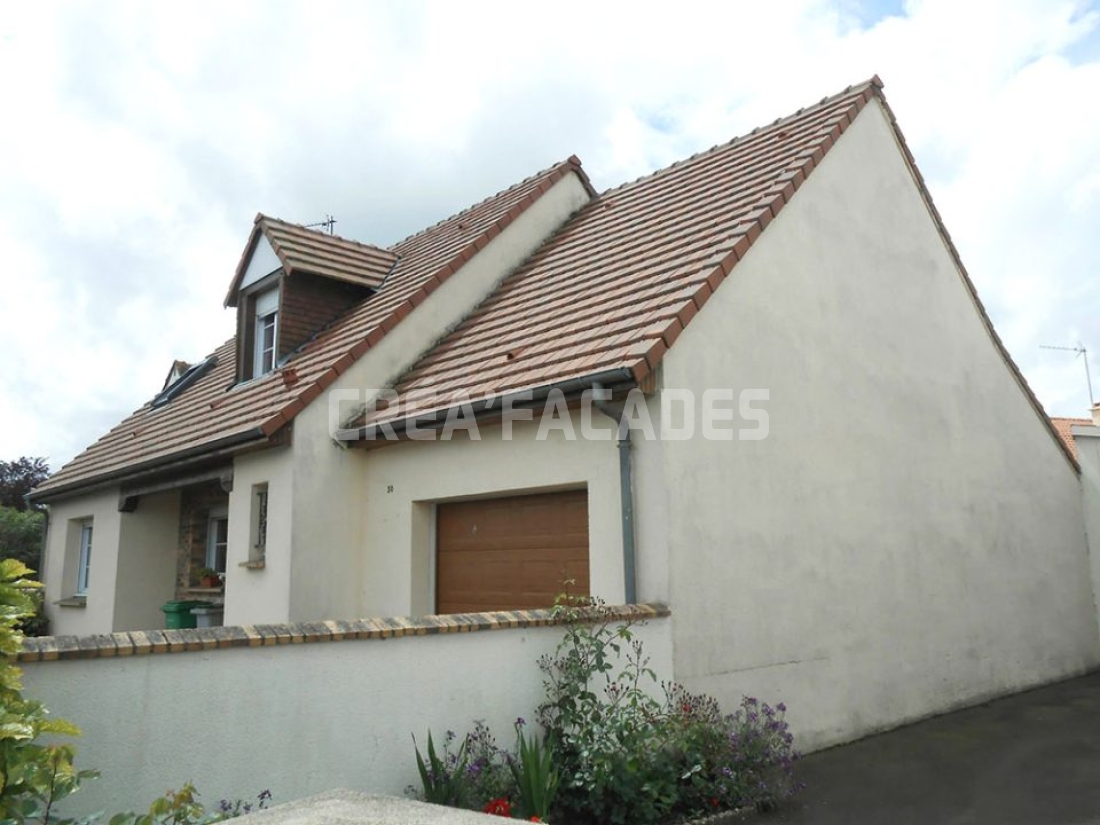 Maison avec crépi et toit en tuiles, Créa'Façades.