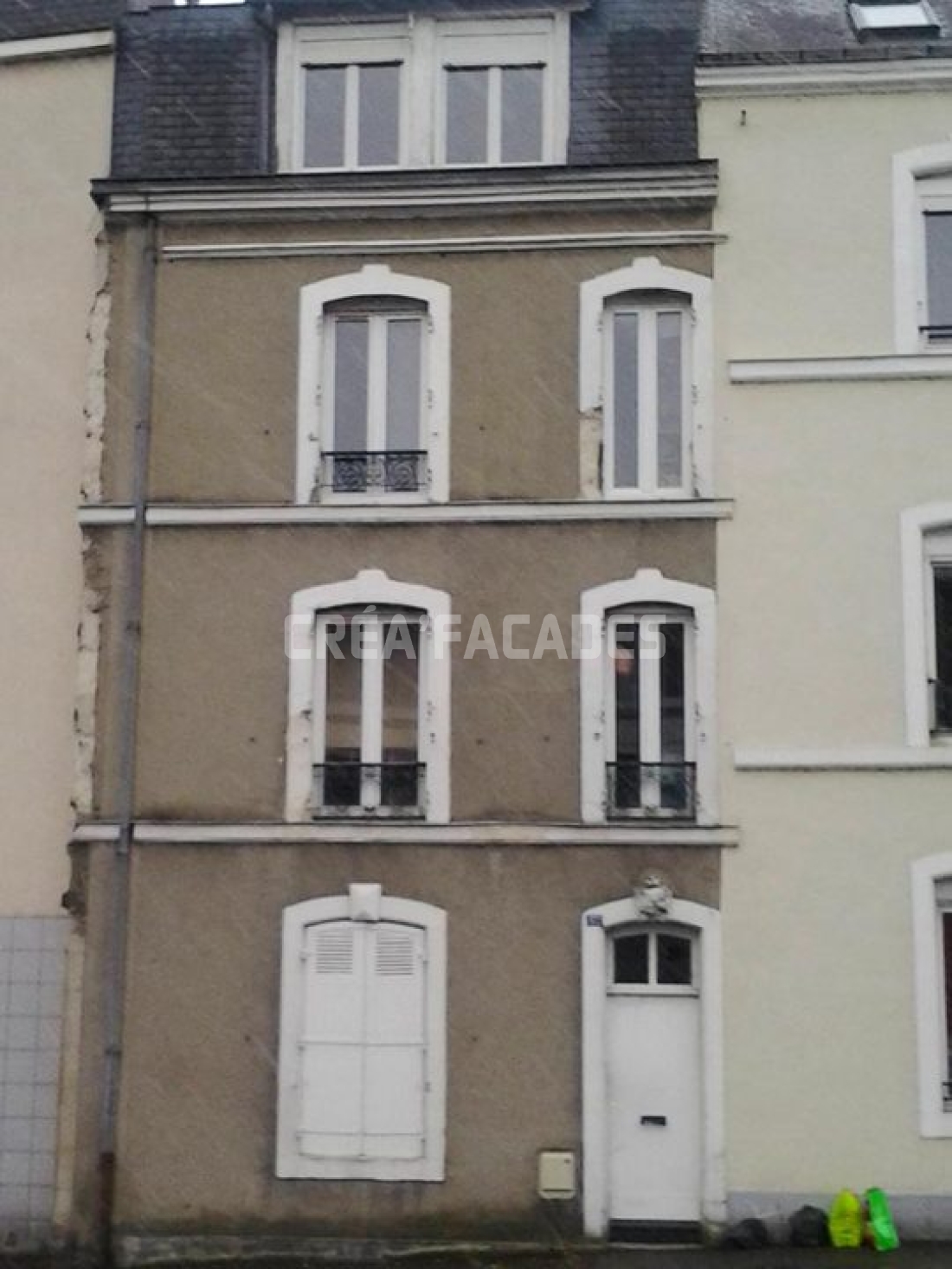 Façade d'immeuble avec fenêtres et portes, Créa'Façades.