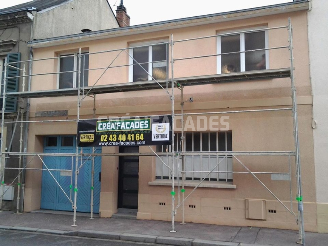 Façade en rénovation avec le panneau Créa'Façades sur échafaudage.