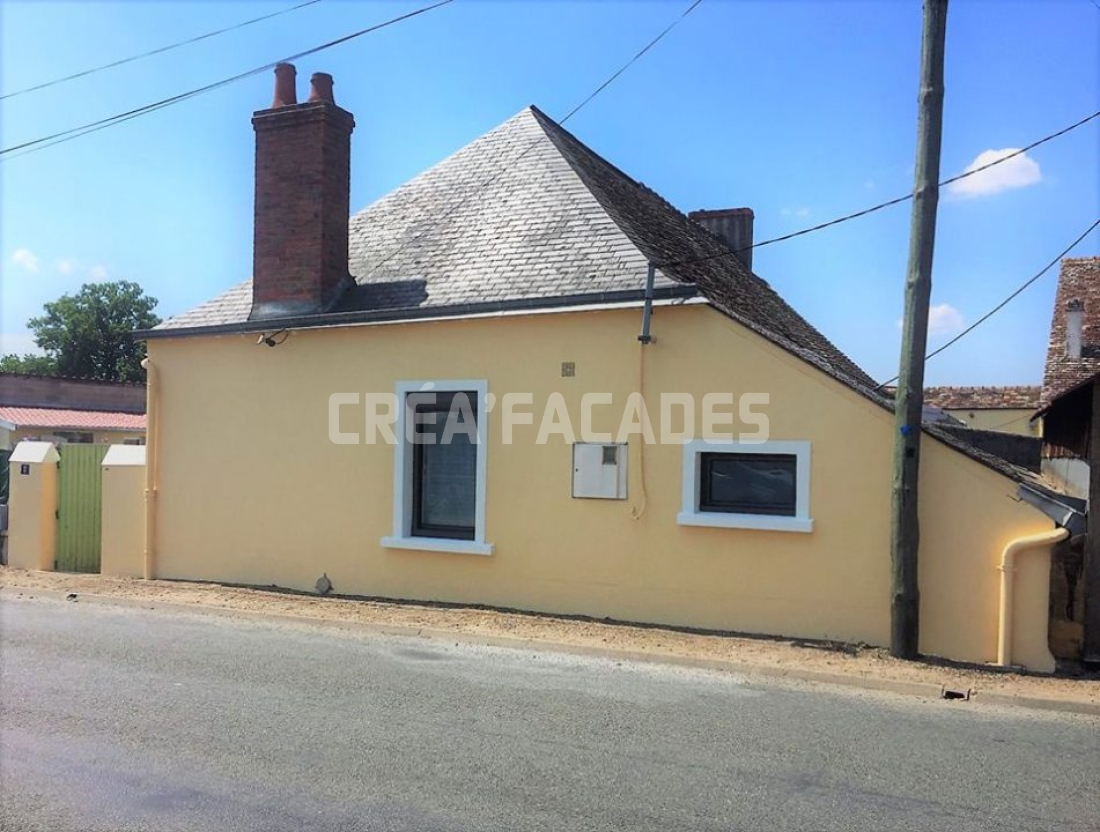 Maison avec façade jaune et toit en ardoise, par Créa'Façades.